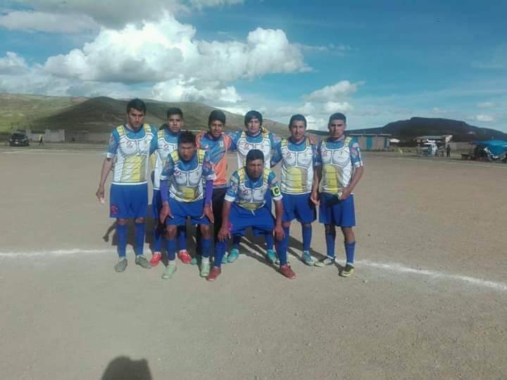 "LOS SAYAYINES" DE AYAVIRI Y SUS CURIOSAS CAMISETAS DE DRAGON BALL SON VIRAL EN FACEBOOK